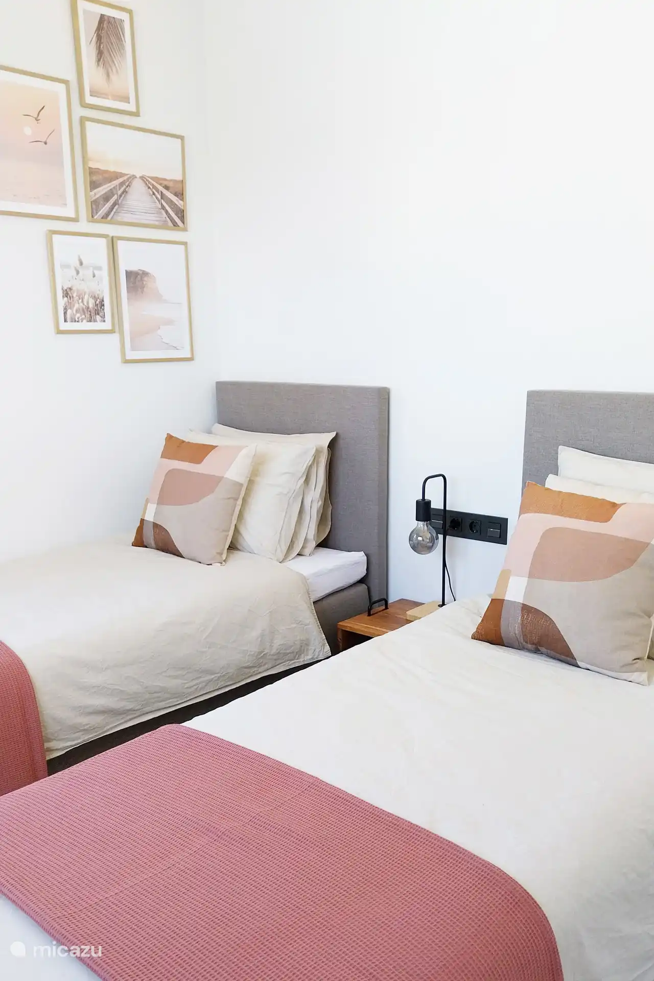 Zwei separate, aber verbindbare Boxspringbetten geben die Wahl zwischen zwei Einzelbetten oder zwei Doppelbetten im zweiten Schlafzimmer