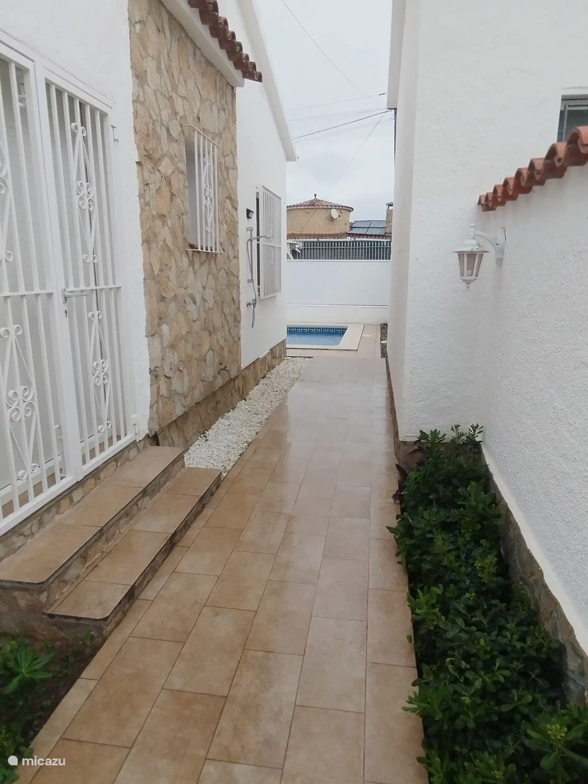 Side aisle/outdoor shower