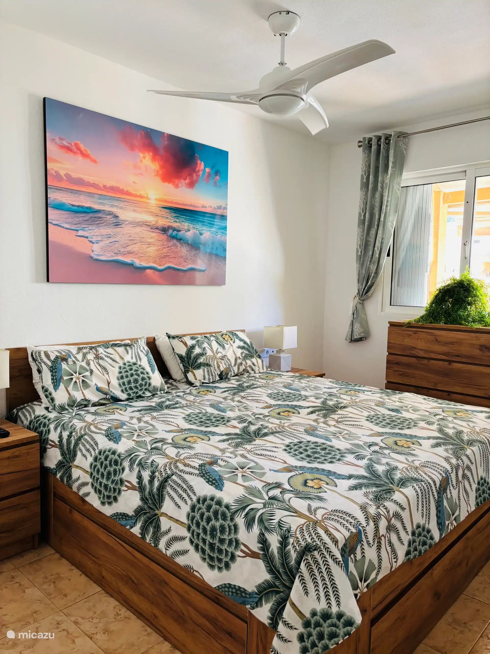 Chambre principale avec TV