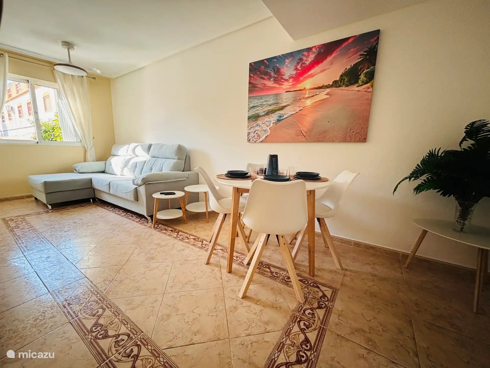 Salon avec canapé confortable et coin repas