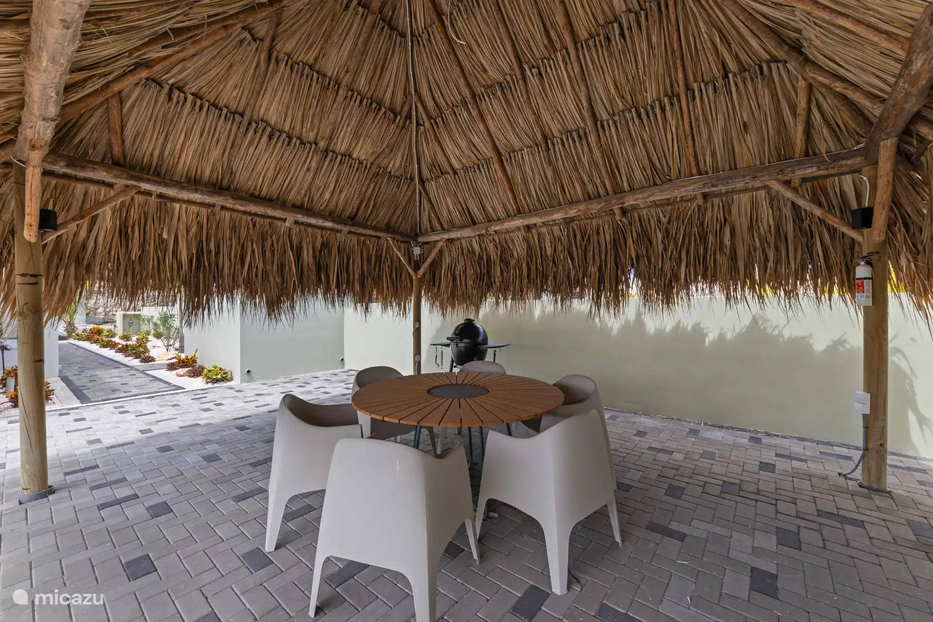 Enjoy cozy evenings at the seating area with its own BBQ – the perfect place for a tropical meal in the open air.