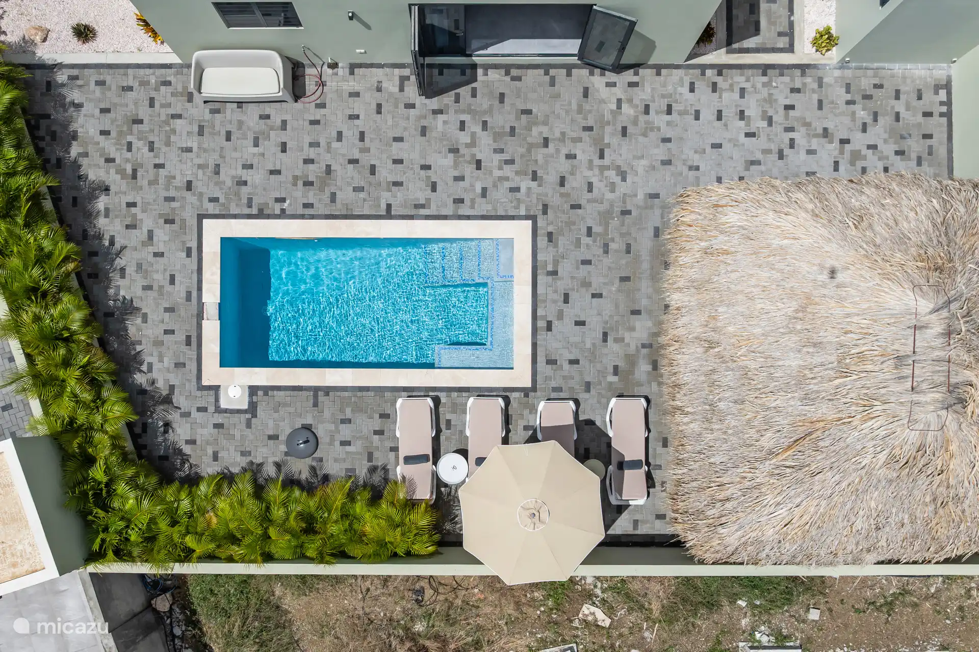 Pool: Private pool to cool off, sunbathe and enjoy to the fullest