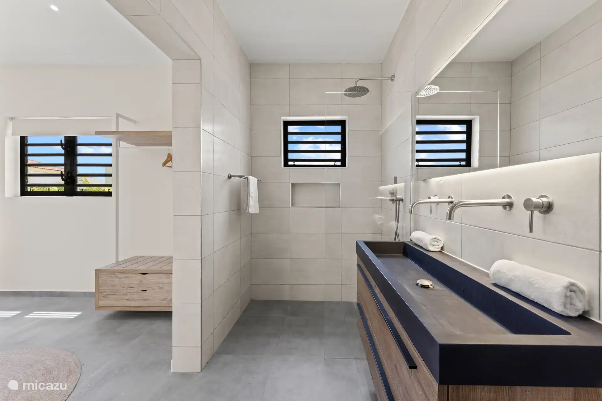 Bathroom en suite belonging to bedroom 1 : Modern and fresh, with everything you need for comfort and convenience.