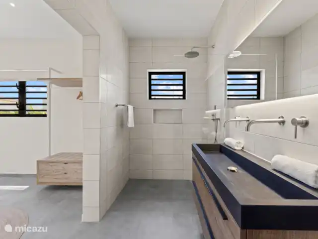 Casa Eloi | Curaçao, Banda Ariba (est), Mambo Beach - villa Salle de bain attenante à la chambre 1 : Moderne et fraîche, avec tout ce dont vous avez besoin pour le confort et la commodité.