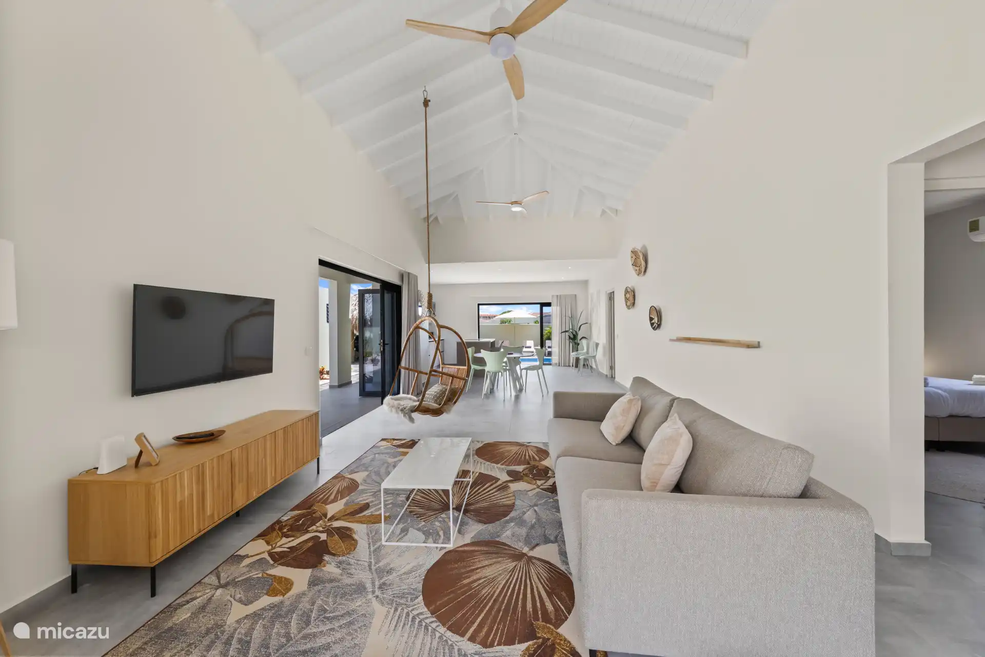 Living room: Spacious, bright and inviting – the perfect place to relax together