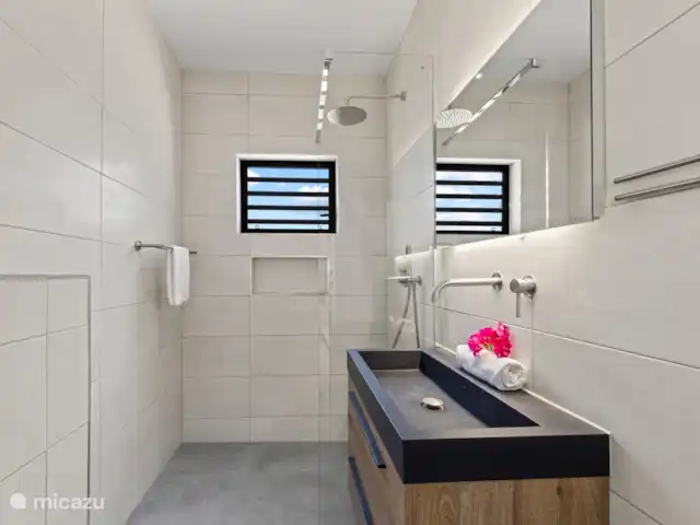 Casa Eloi | Curaçao, Banda Ariba (est), Mambo Beach - villa Salle de bain partagée : Moderne et élégante, partagée par les chambres 2 et 3 pour plus de commodité et de confort