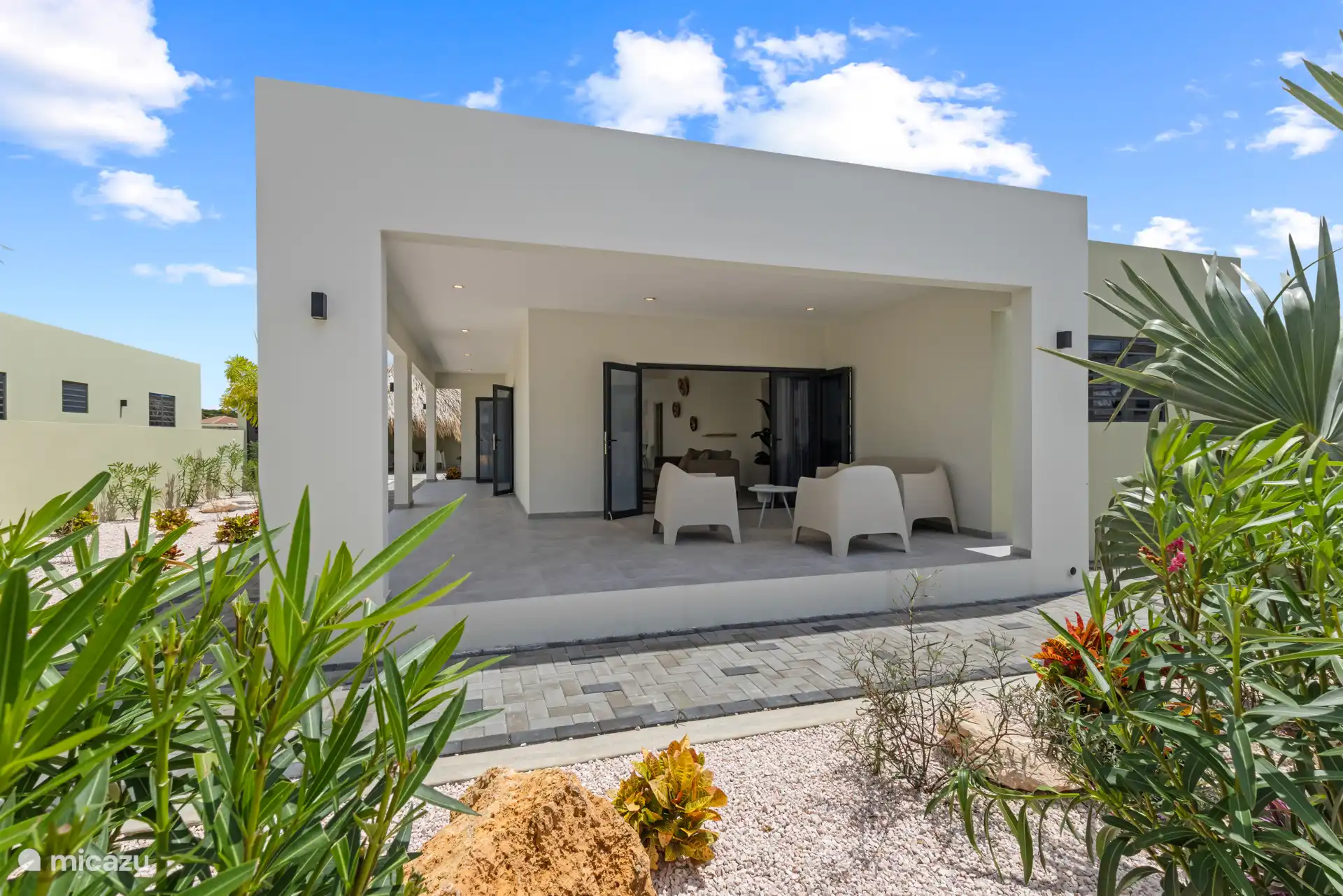 Seat in front: Cozy corner to drink coffee or enjoy the morning sun