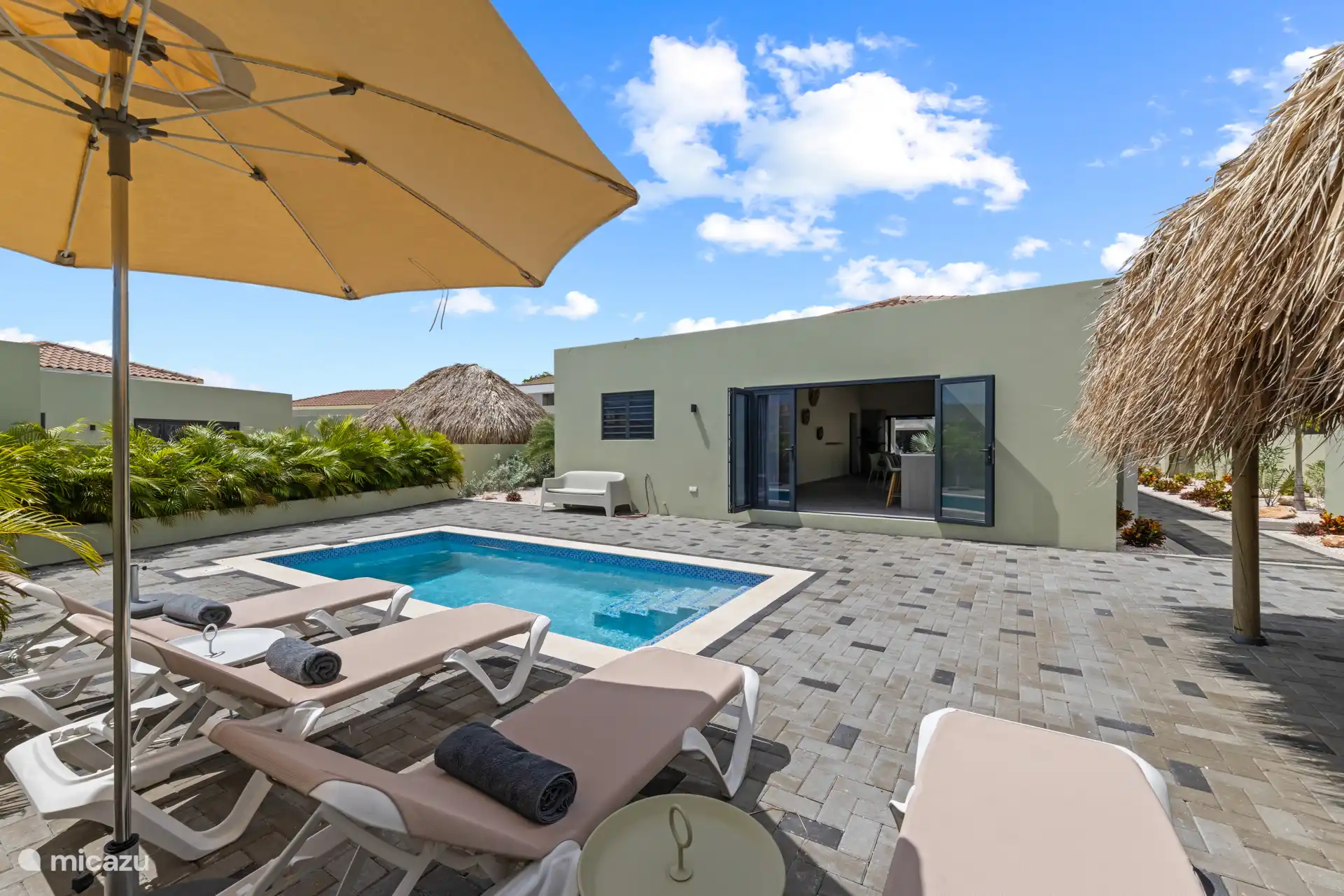 Step straight from the villa onto the terrace, where the private pool and sunbeds await you. Enjoy the indoor-outdoor life that makes Curaçao so special.