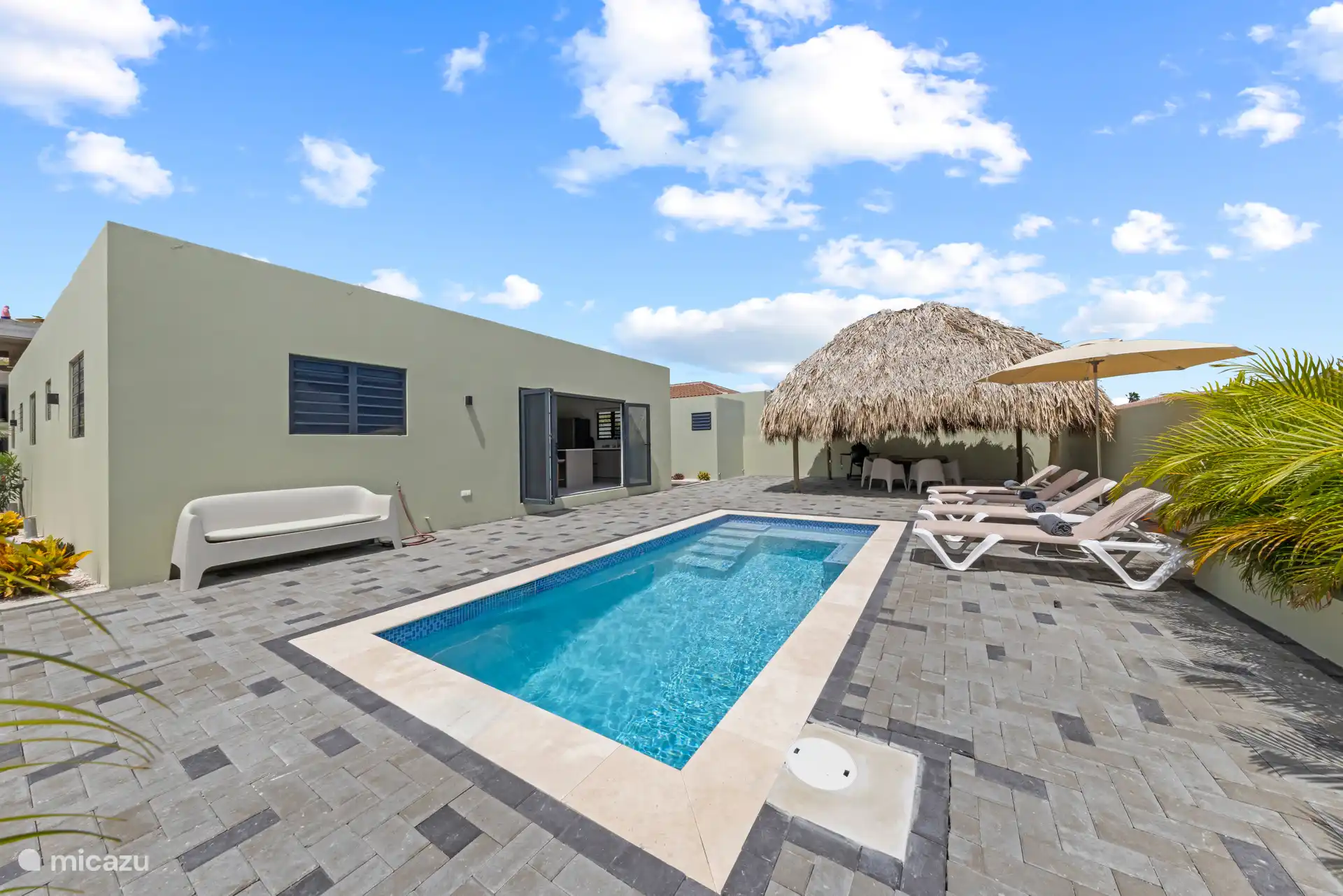 Enjoy ultimate relaxation by your own private pool, complete with palapa and comfortable sunbeds. Perfect for relaxing in the sun or enjoying the tropical atmosphere in the shade.