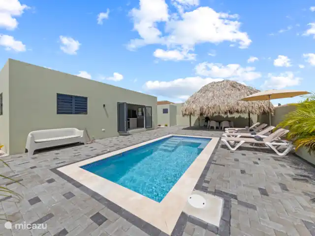 Casa Eloi | Curaçao, Banda Ariba (est), Mambo Beach - villa Profitez d’une détente ultime au bord de votre propre piscine privée, avec palapa et transats confortables. Parfait pour se détendre au soleil ou profiter de l’atmosphère tropicale à l’ombre.
