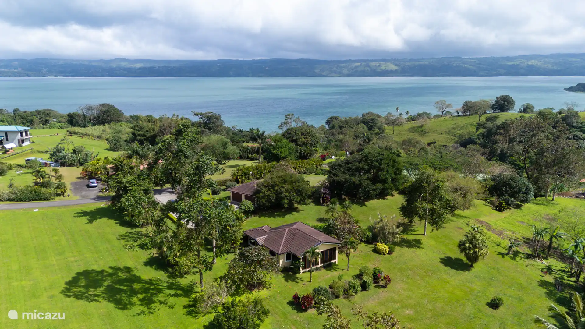 Vista aérea de la casa y jardines con telón de fondo junto al lago Arenal