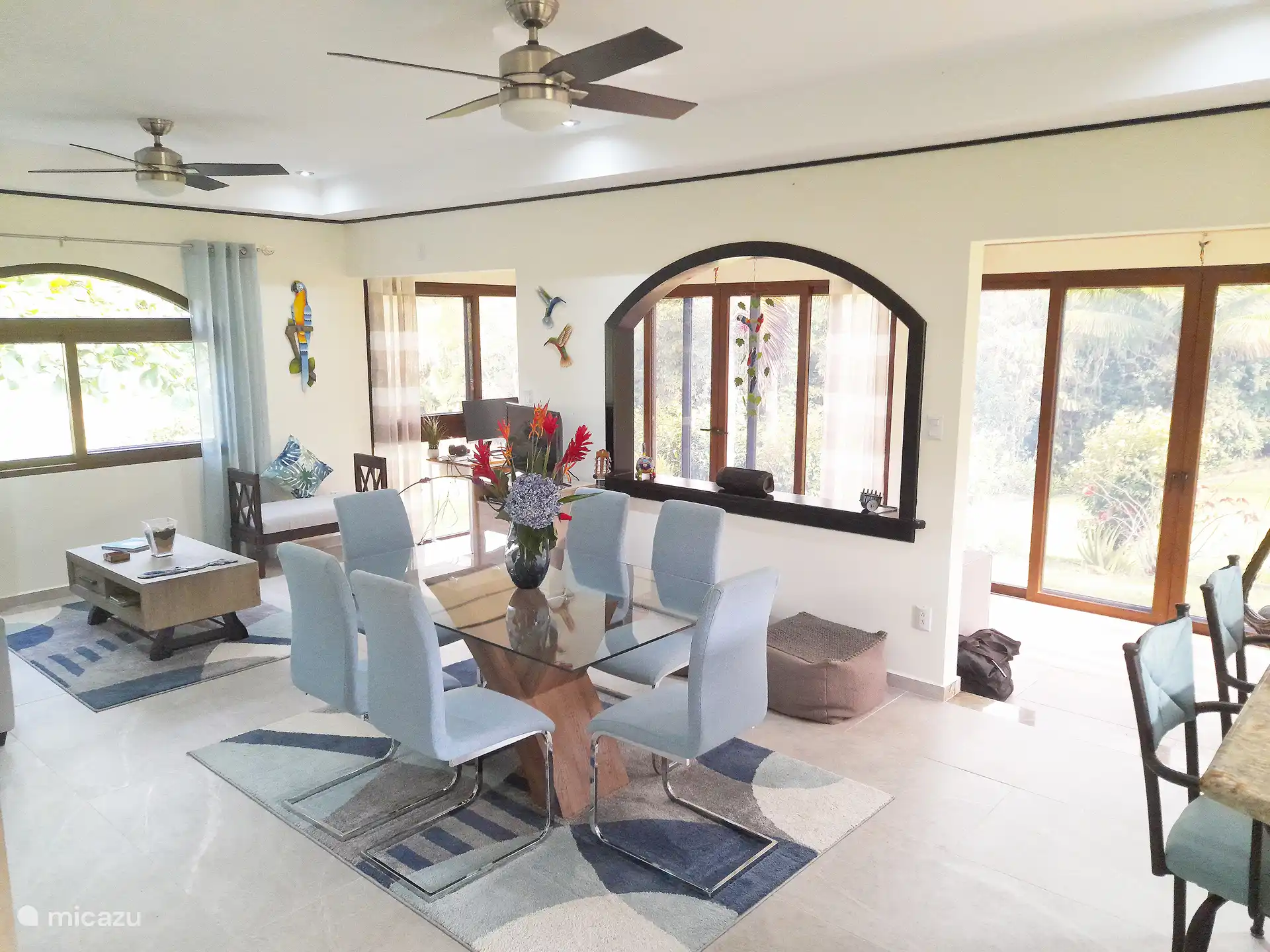 Comedor con terraza acristalada contigua