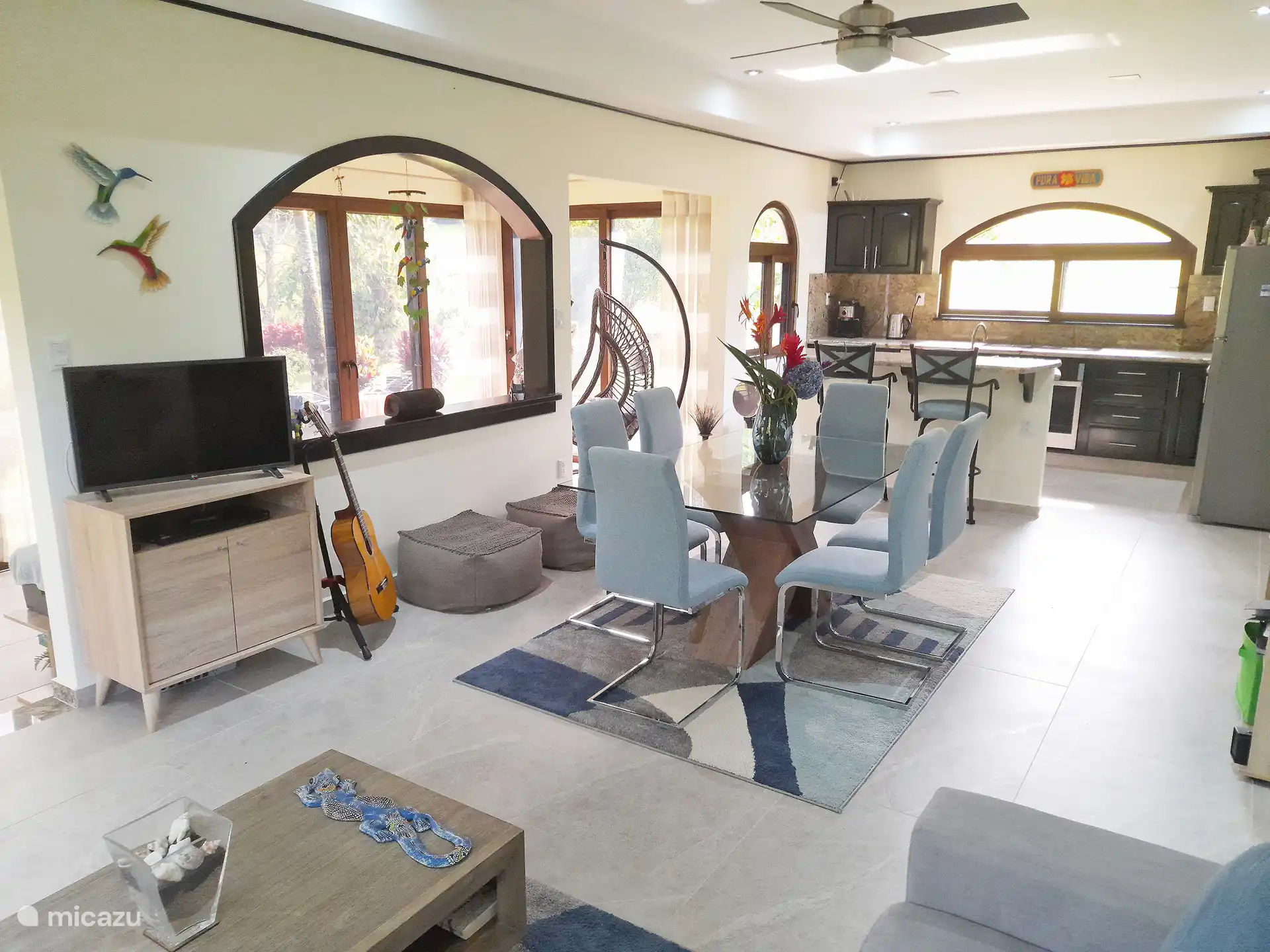 Salón de planta abierta, comedor y cocina