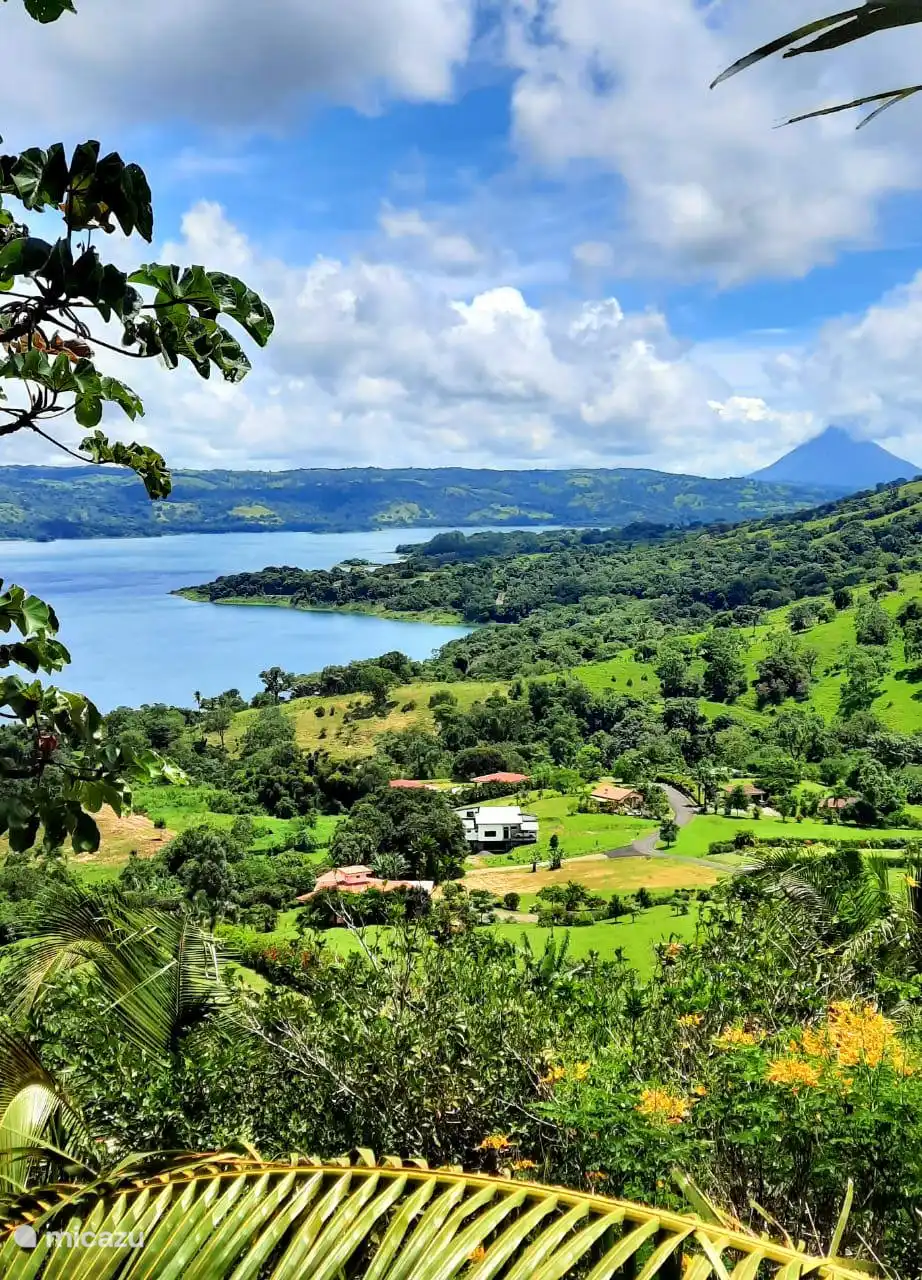 Vista del lago y el volcán desde el desarrollo de Vistas del Lago