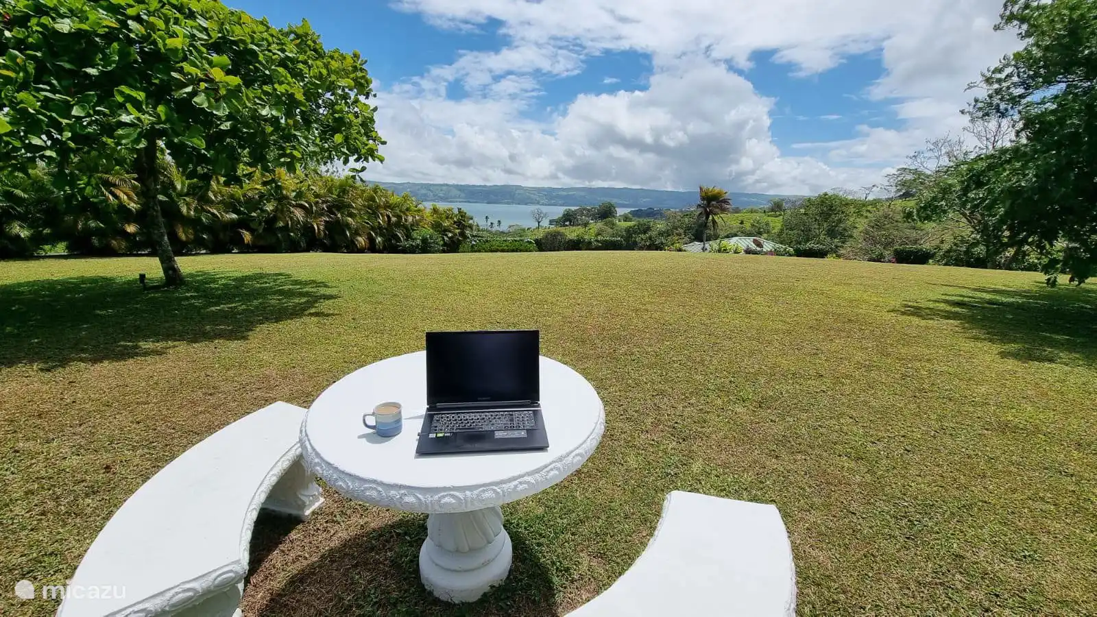Vista del lago Arenal desde el jardín superior