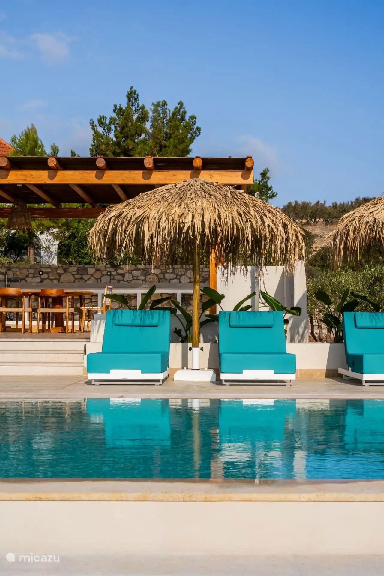 Liegestühle am Pool 