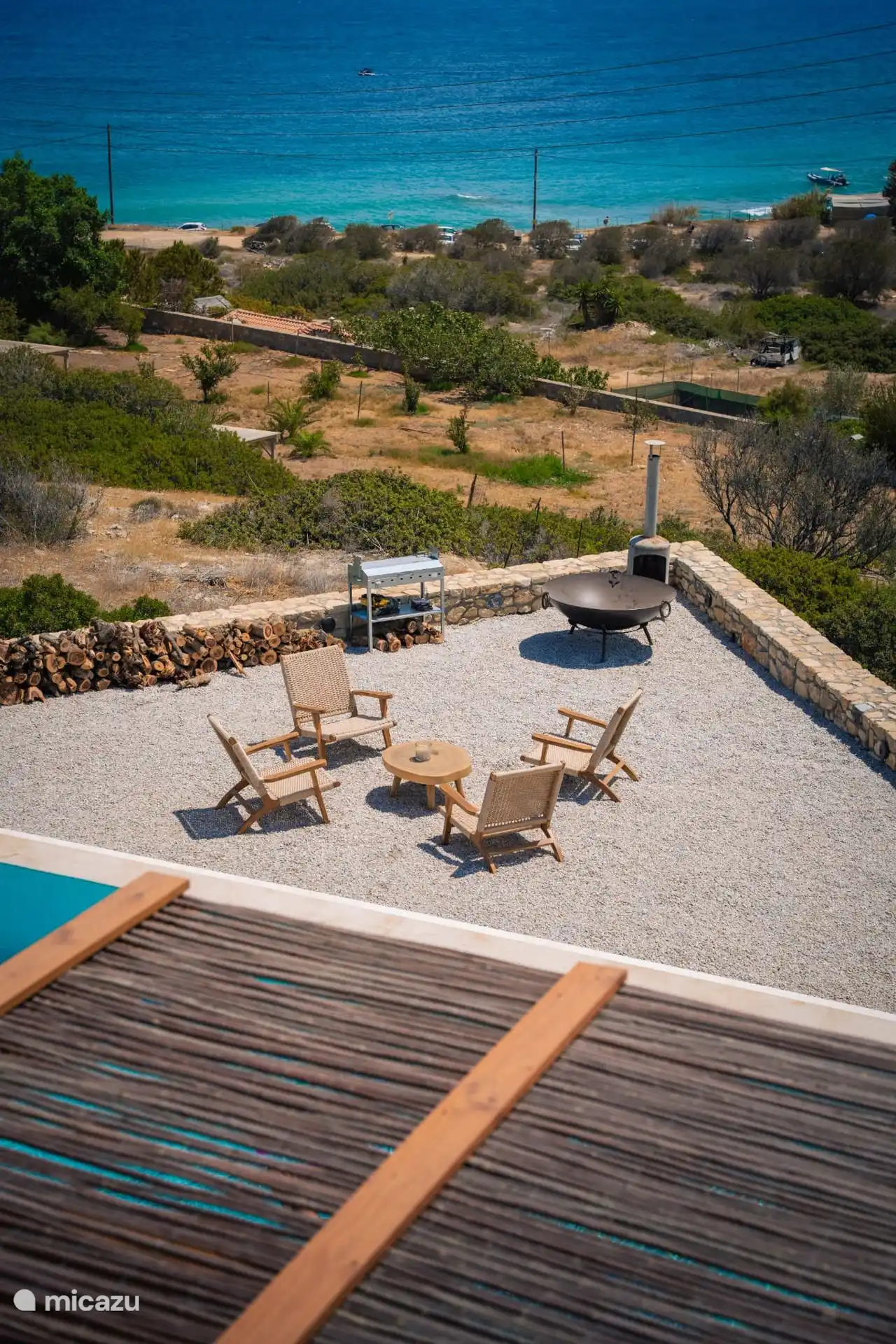 Terrasse vor dem Pool mit Grill & Feuerkorb 