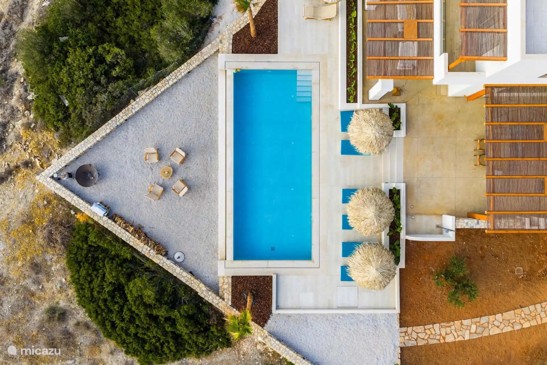 Schwimmbad von oben gesehen