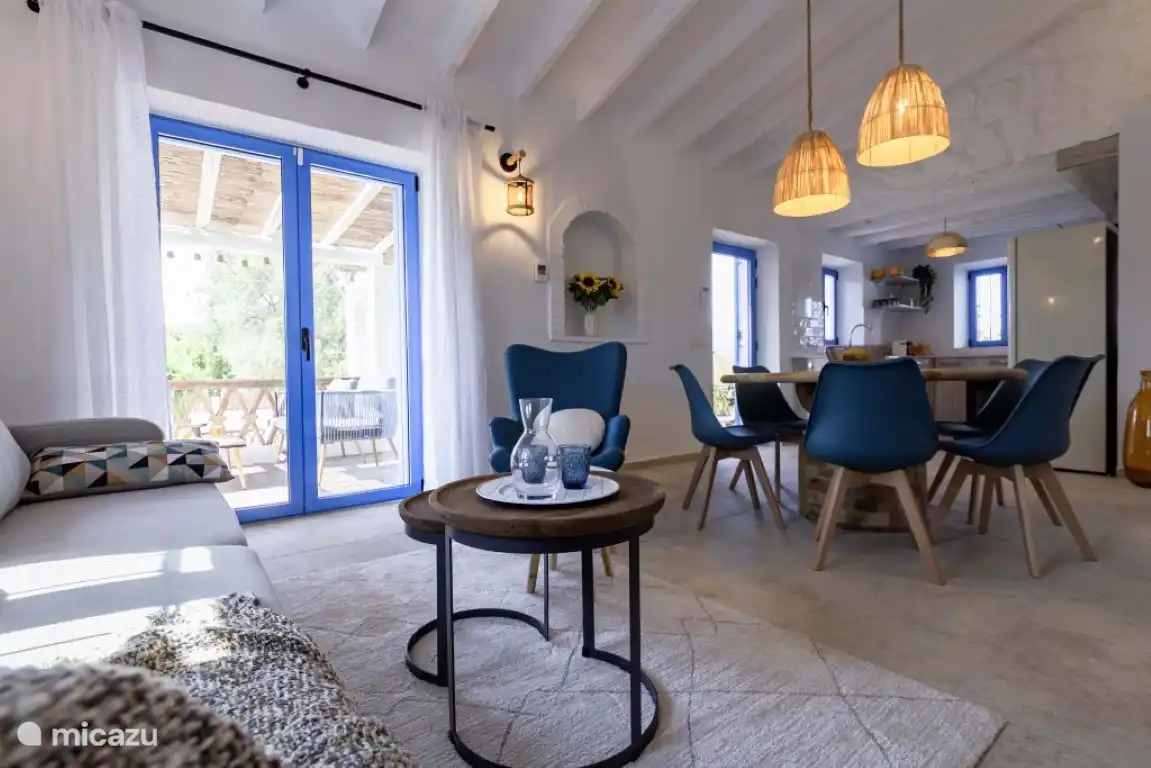 Moderne ingerichte woon en eetkamer