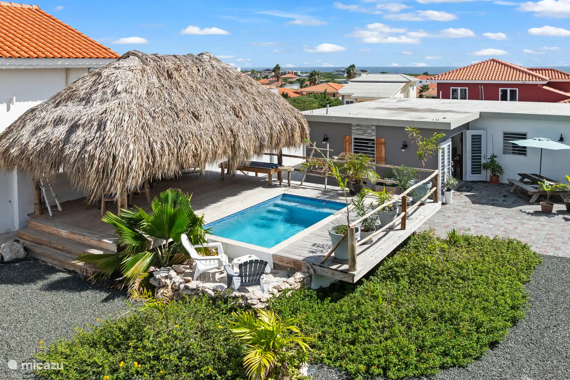 Alles in einem Bild: Garten, Schwimmbad, Palapa und Ihre Ferienvilla.