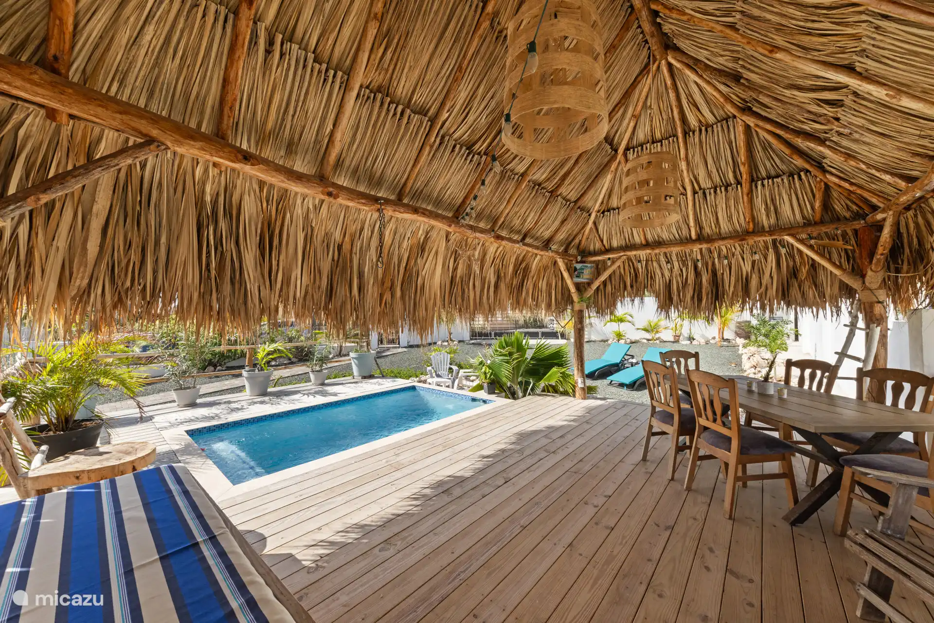 Entspannen Sie sich auf Ihrer geräumigen Palapa-Terrasse mit privatem Tauchbecken, Schatten, Komfort und tropischer Atmosphäre. Hier beginnt jeder Tag mit Urlaubsfeeling!