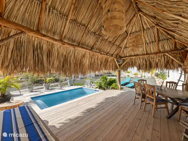 Sea la Vie | Curaçao, Banda Abou (ouest), Big Mountain - maison de vacances Détendez-vous sur votre spacieuse terrasse palapa avec piscine privée, ombre, confort et ambiance tropicale. Ici, chaque jour commence par un sentiment de vacances !