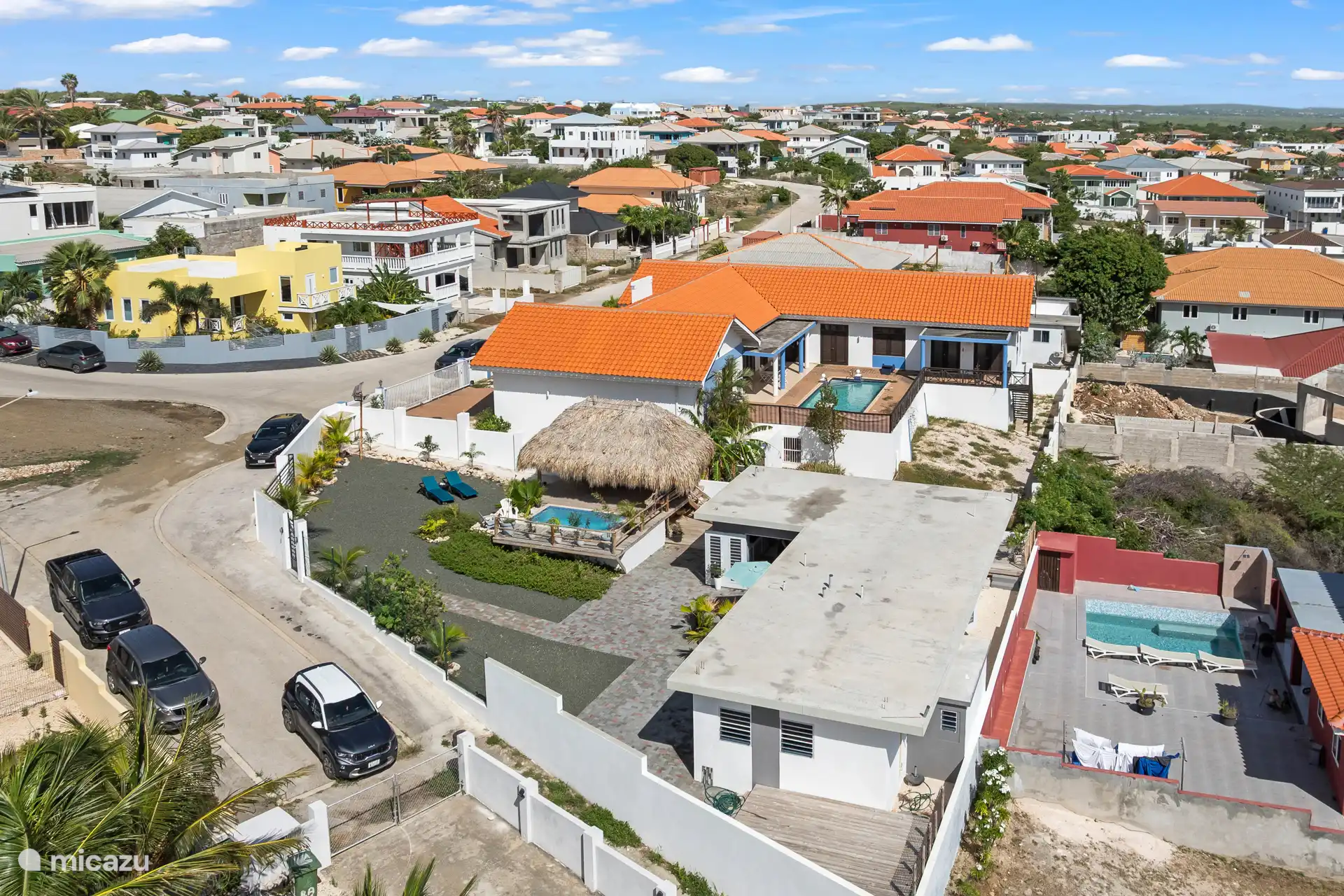 Villa Sea la Vie mit ausreichend Parkplätzen innerhalb und außerhalb des Zauns.