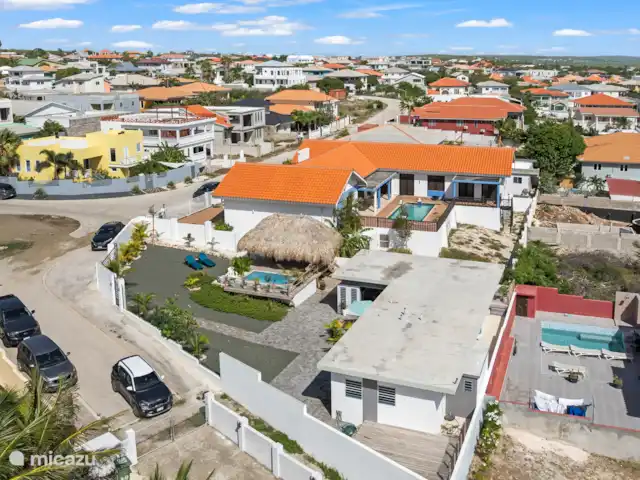 Sea la Vie | Curaçao, Banda Abou (ouest), Big Mountain - maison de vacances Villa Sea la Vie avec un grand parking à l’intérieur et à l’extérieur de la clôture.