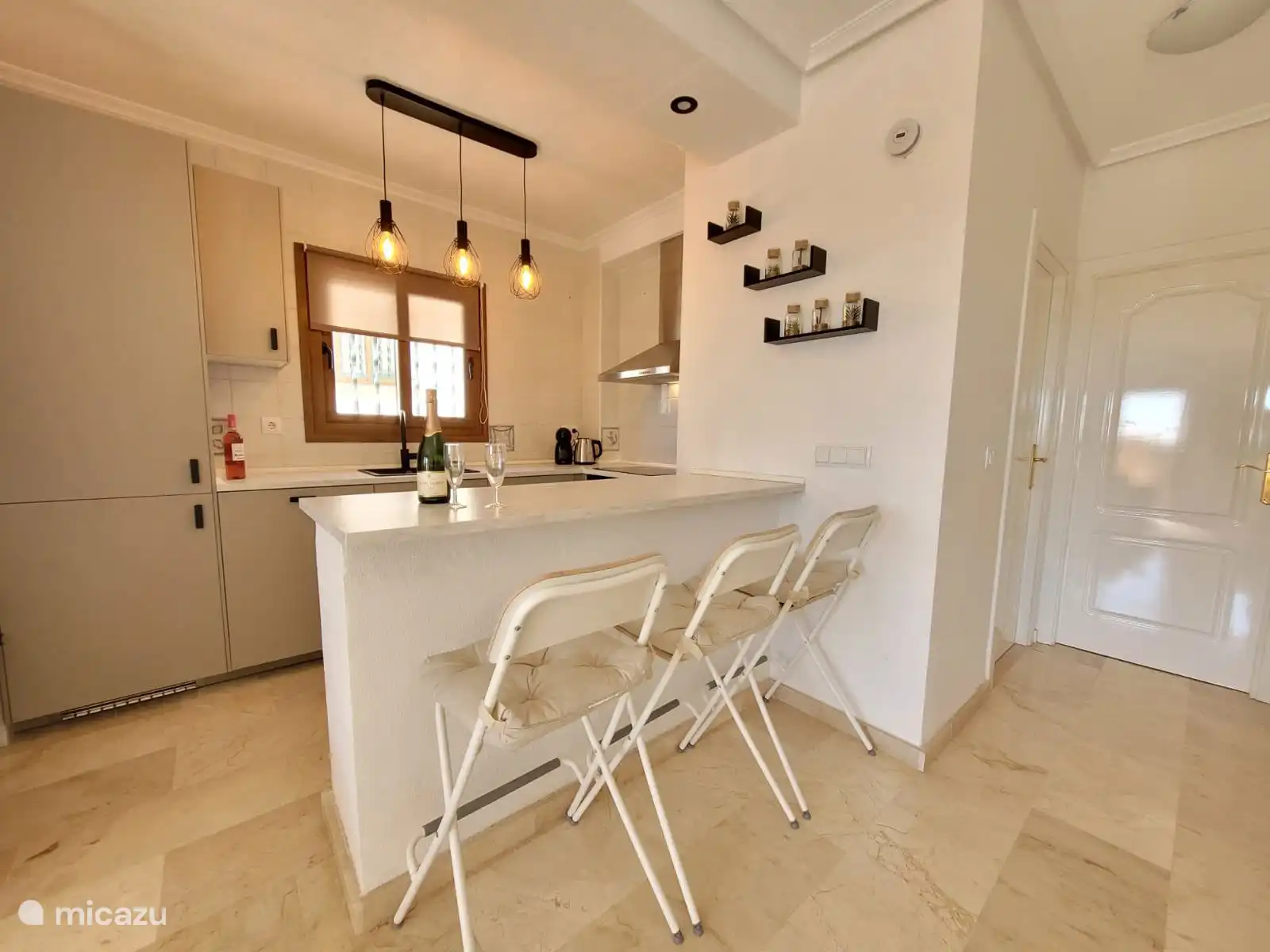 Cuisine moderne et entièrement rénovée avec induction, four/micro-ondes, lave-vaisselle, cafetière et bar avec sièges. Équipé de tout le confort pour une cuisine confortable.