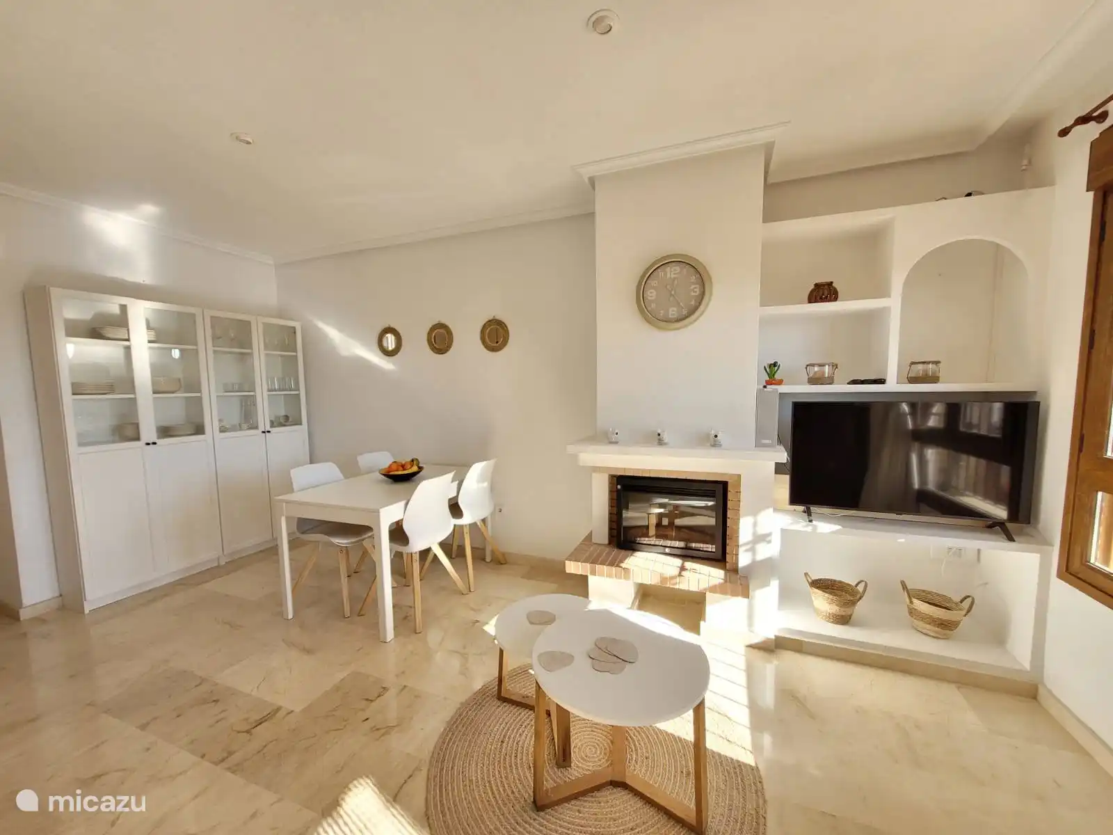 Salon confortable avec canapé confortable, table à manger, cuisine ouverte et cheminée moderne. Lumineuses et élégamment meublées, idéales pour se détendre et profiter ensemble.