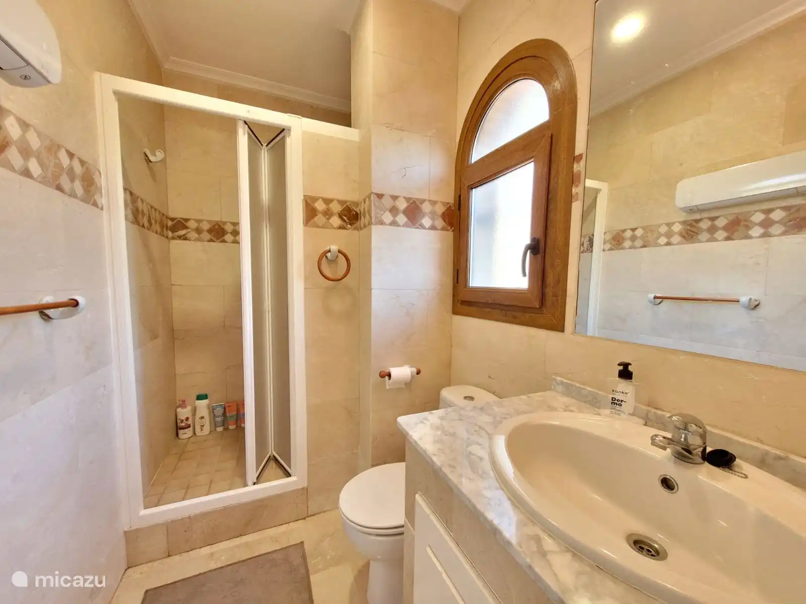 Salle de bain directement reliée à la chambre double, équipée d’une cabine de douche, de toilettes et d’un lavabo. Confortable et pratique pour un séjour relaxant