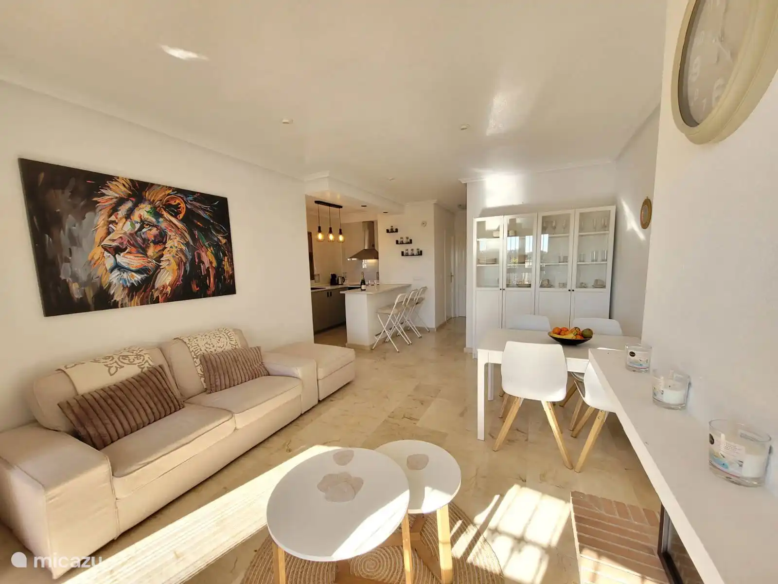 Salon confortable avec canapé confortable, table à manger, cuisine ouverte et cheminée moderne. Lumineuses et élégamment meublées, idéales pour se détendre et profiter ensemble.