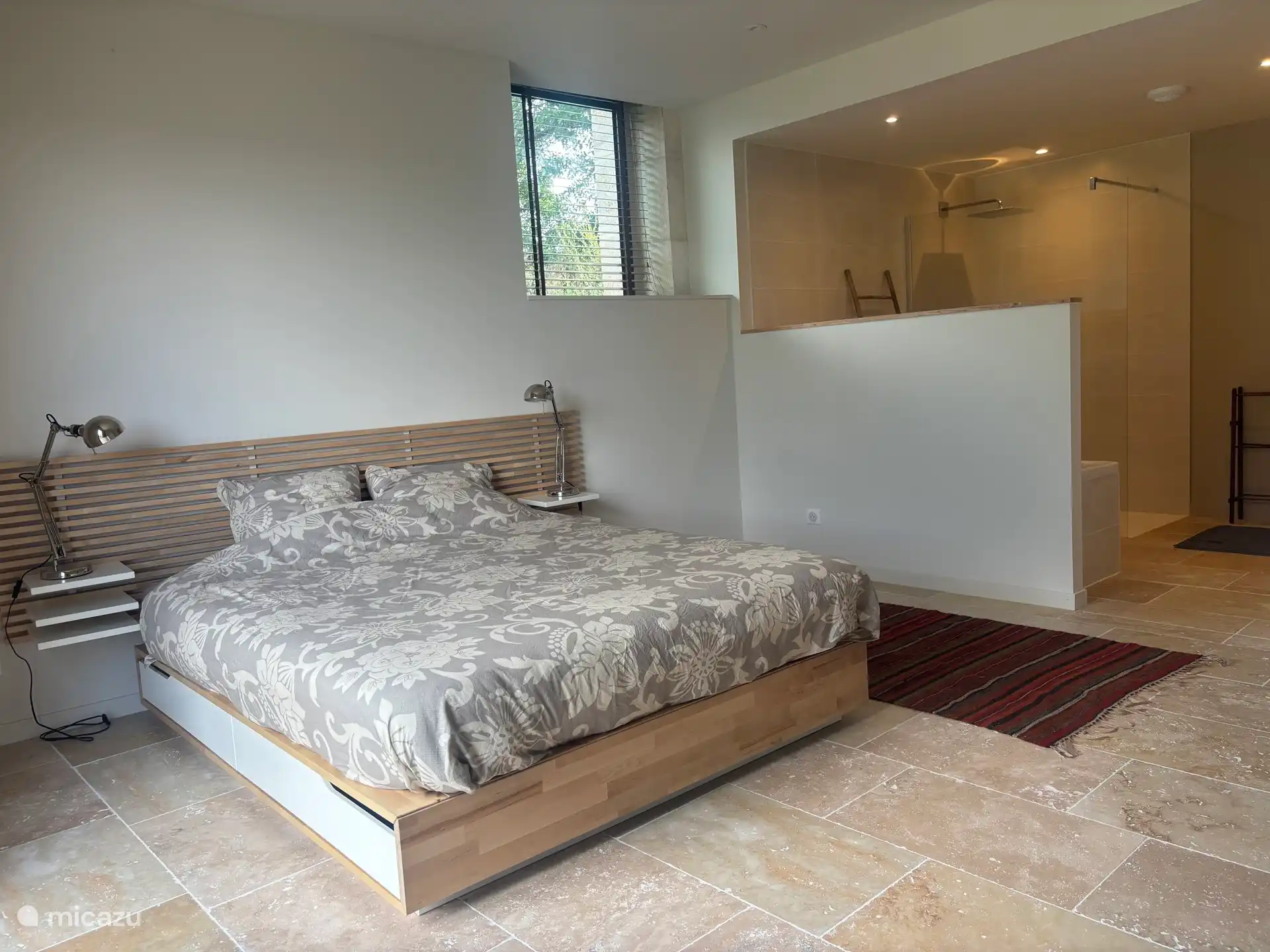 Schlafzimmer im Erdgeschoss mit eigenem Bad