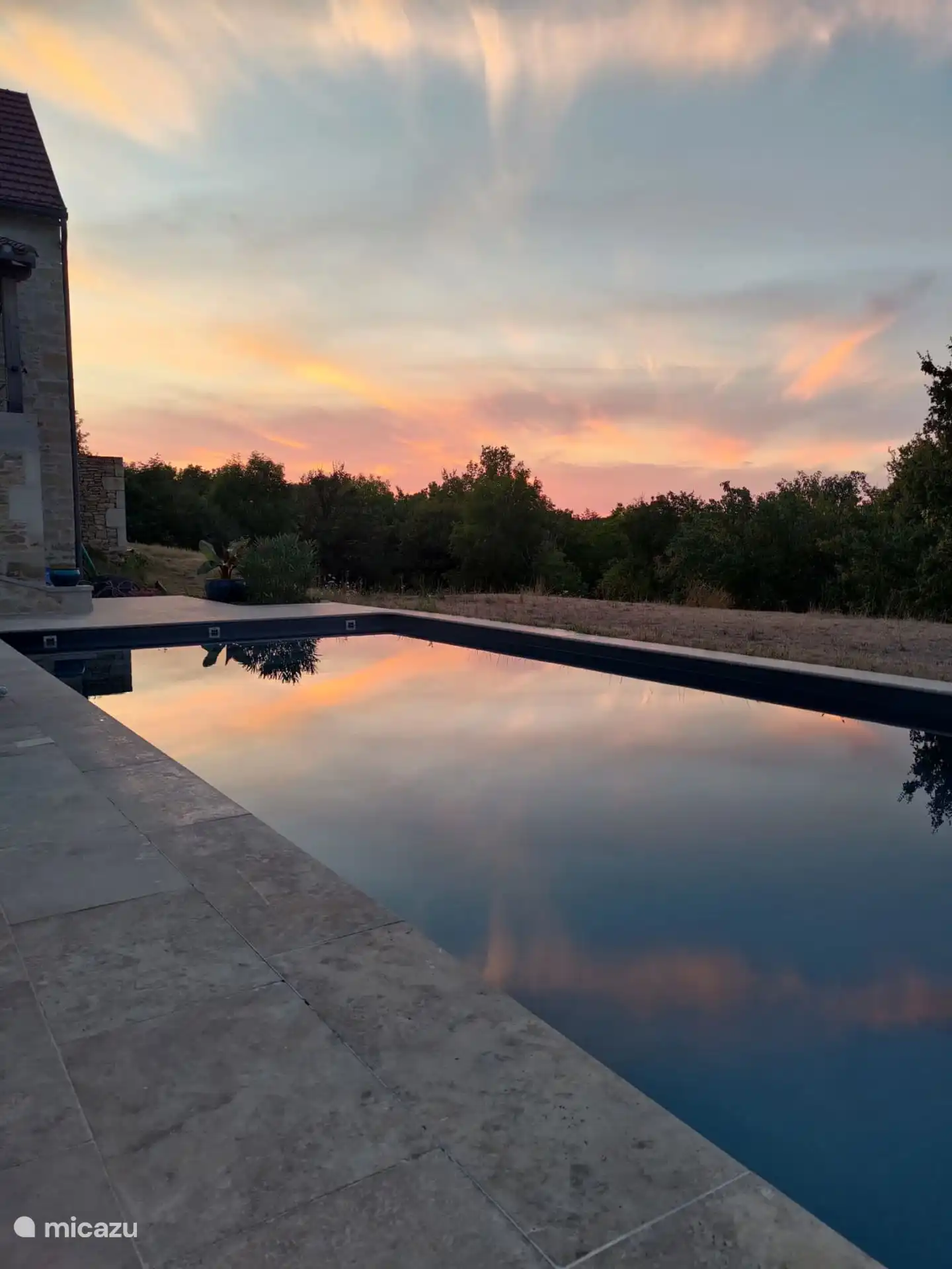 Schwimmbad bei Sonnenuntergang