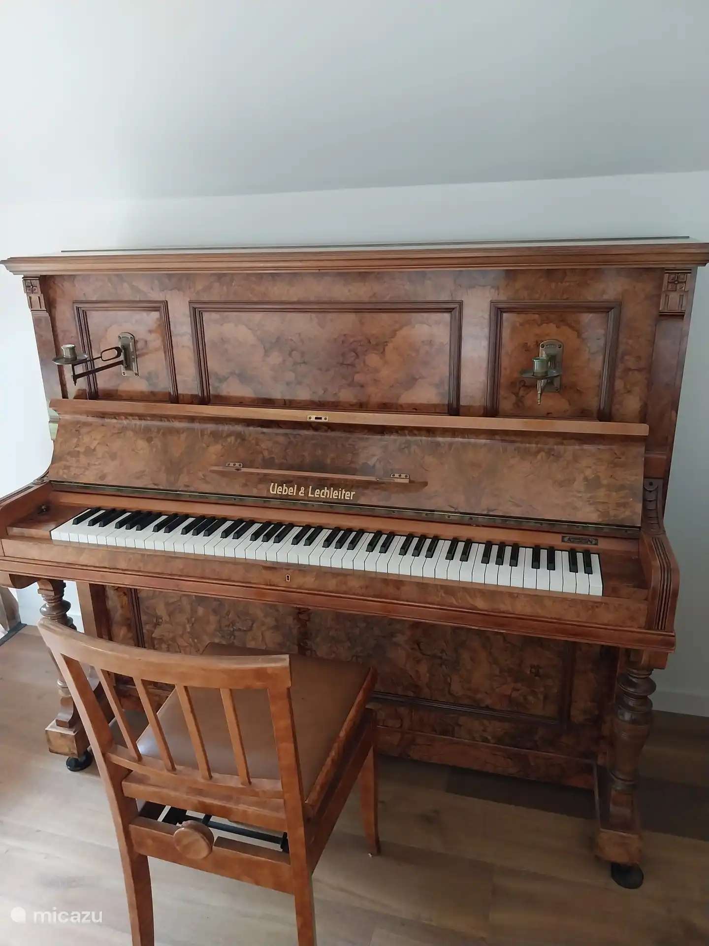 Das Klavier wird regelmäßig gestimmt