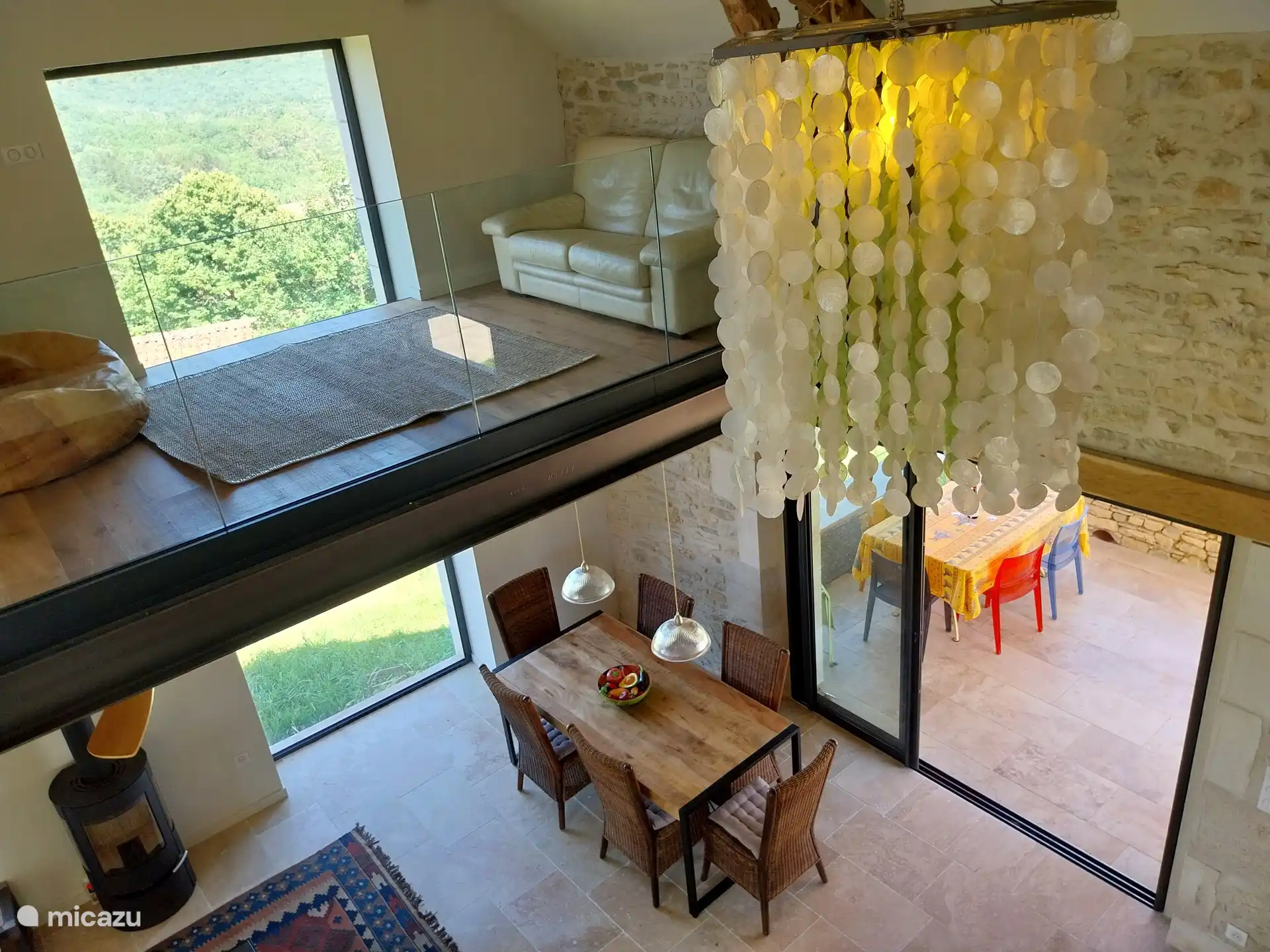 Durch den Blick auf den Essbereich und die Essterrasse im Erdgeschoss