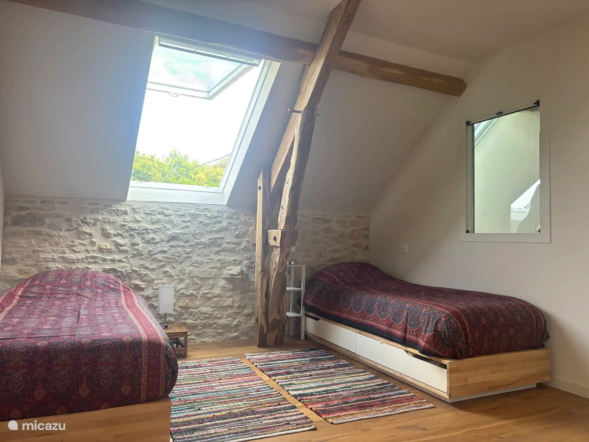 Das andere Schlafzimmer im Obergeschoss mit zwei Einzelbetten