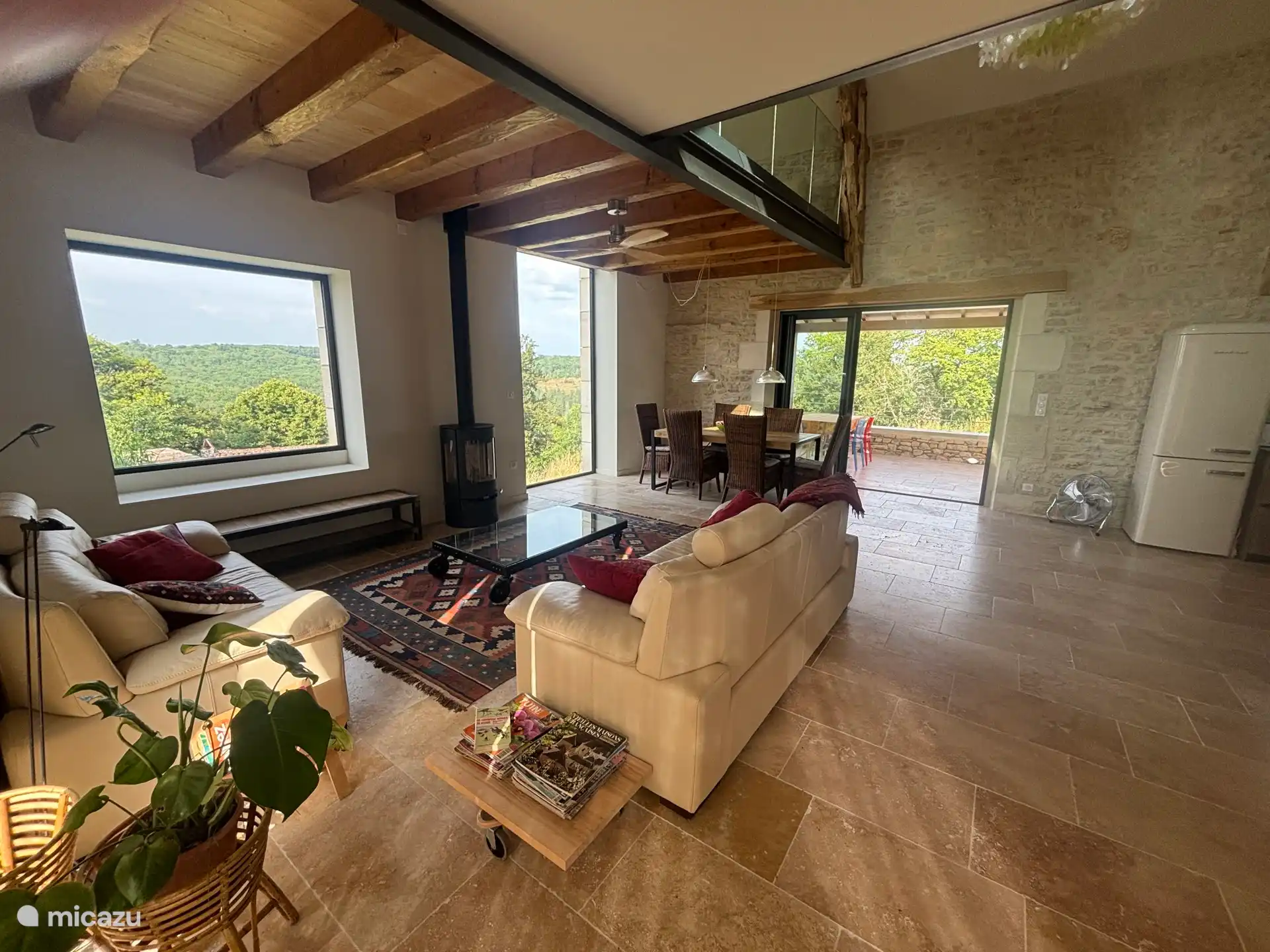 Sitzecke, Essbereich und überdachte Terrasse im Außenbereich