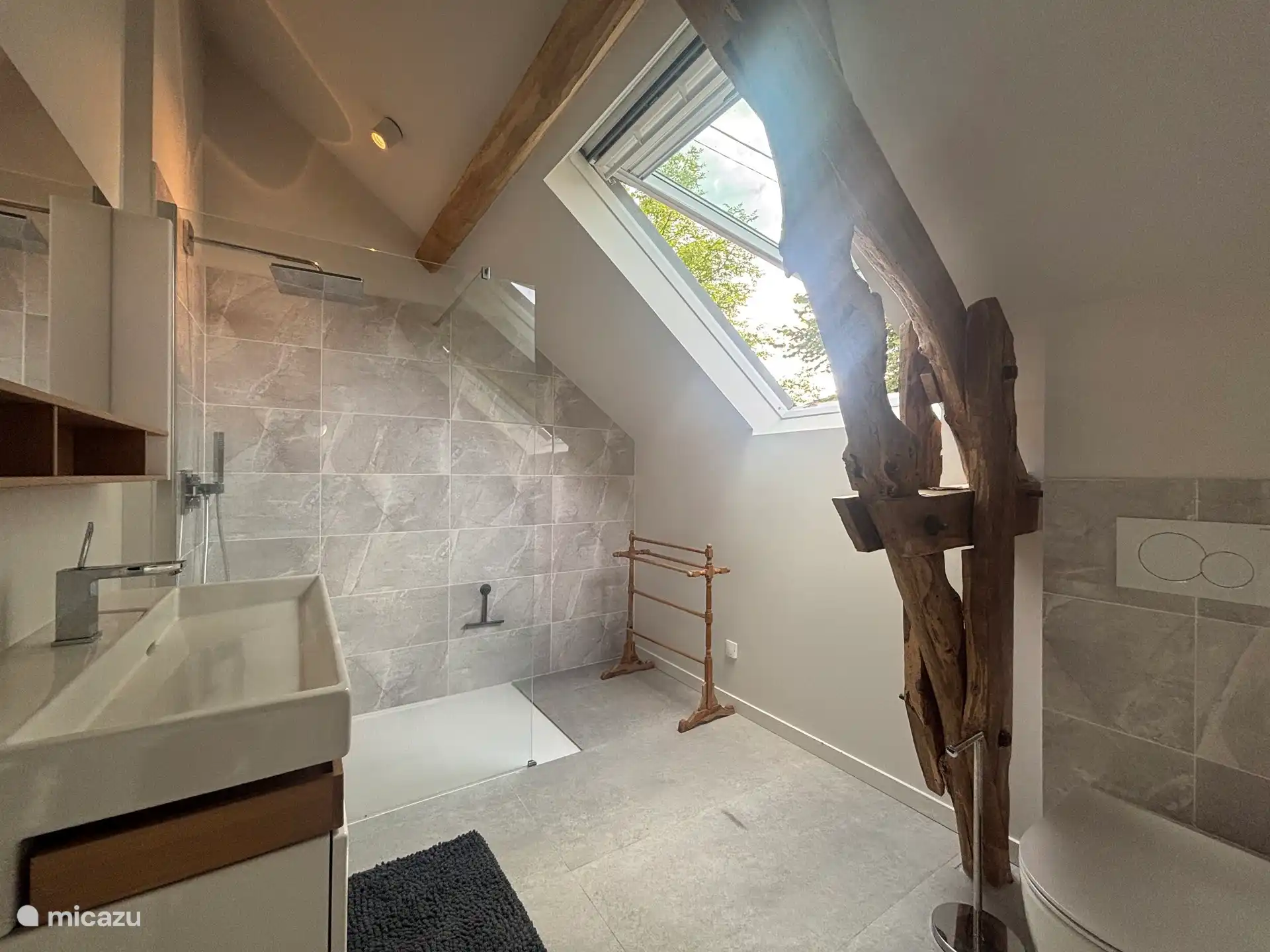 Badezimmer im Obergeschoss, eigenes Bad neben dem Zimmer mit Doppelbett, aber auch über eine zusätzliche Tür für Gäste im anderen Schlafzimmer im Obergeschoss zugänglich