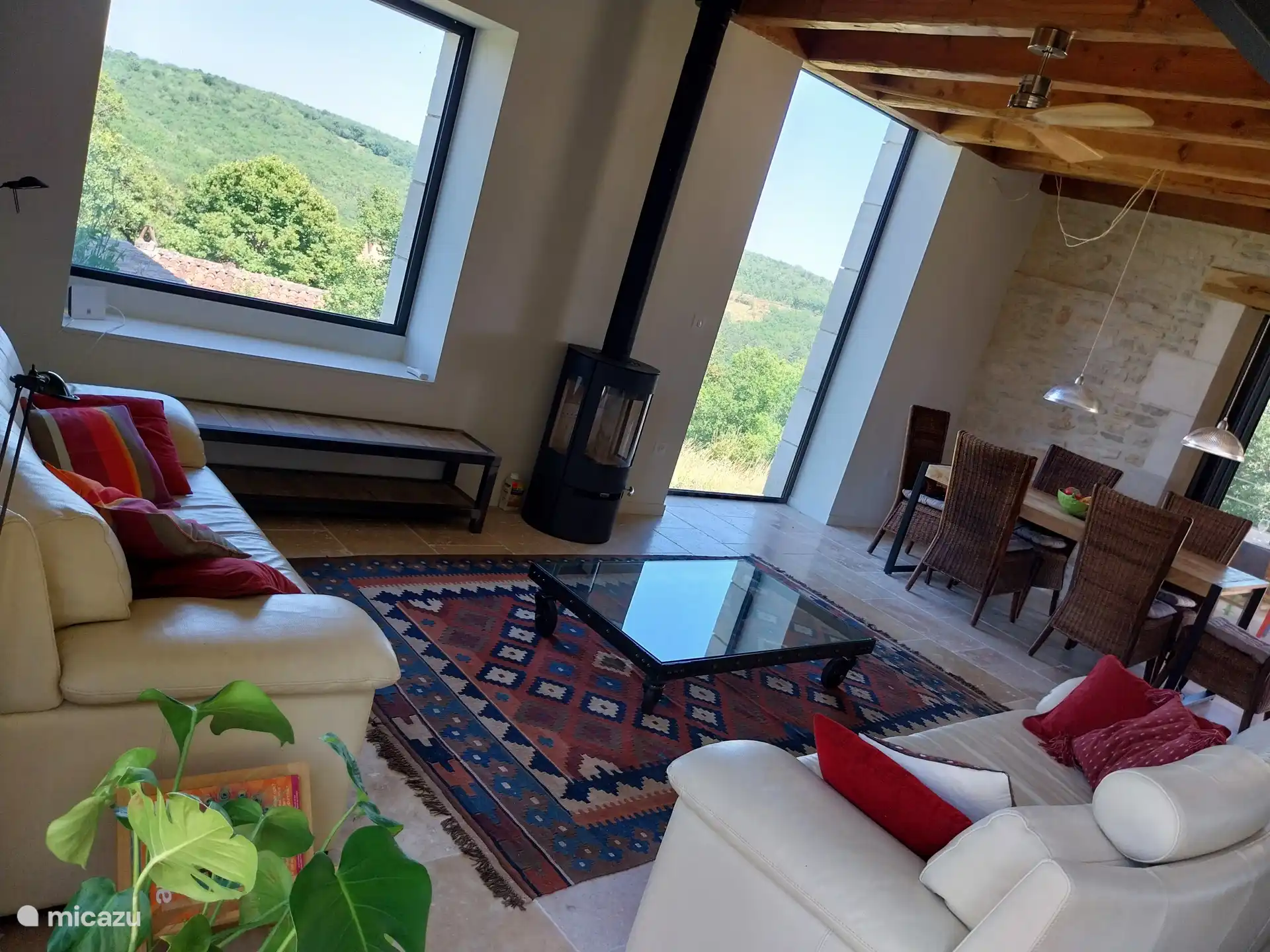 Sitzecke und Essbereich mit Fenstern mit Blick auf die