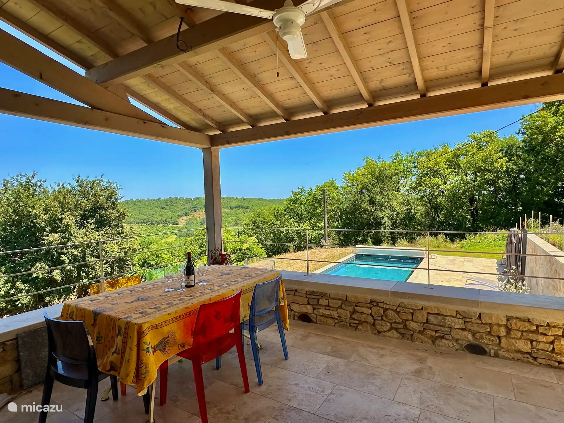 Überdachte Essterrasse