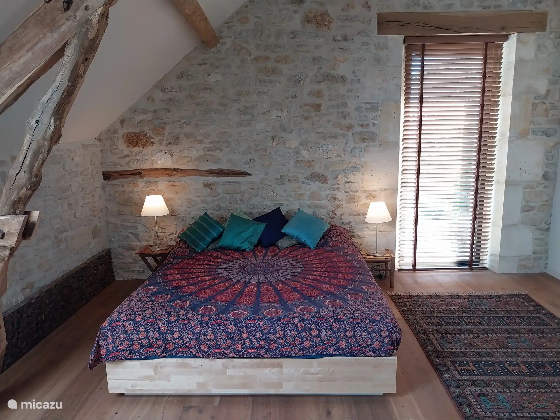 Schlafzimmer im Obergeschoss mit Doppelbett