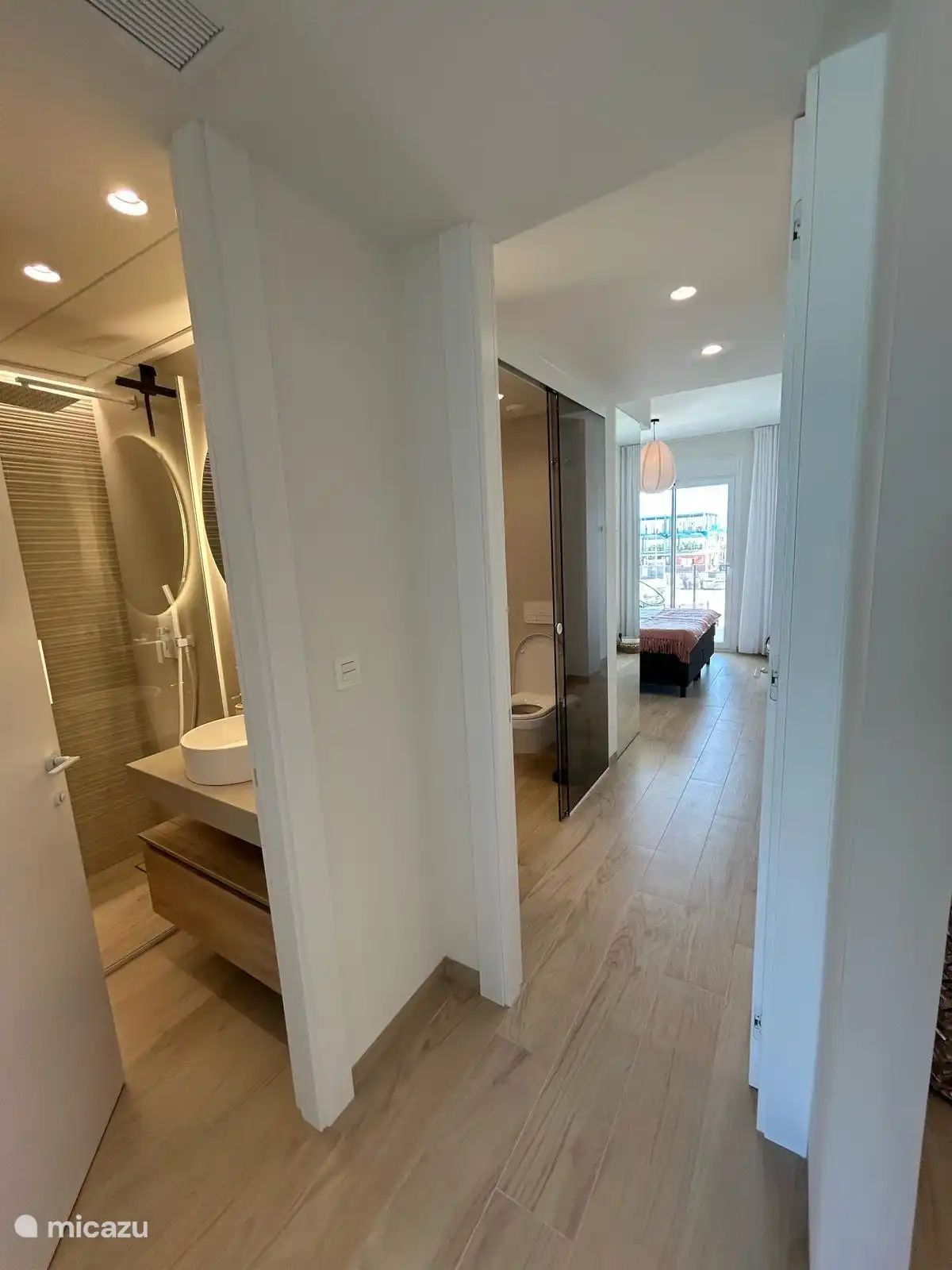 Hallway with adjoining bedrooms, each with a bathroom 