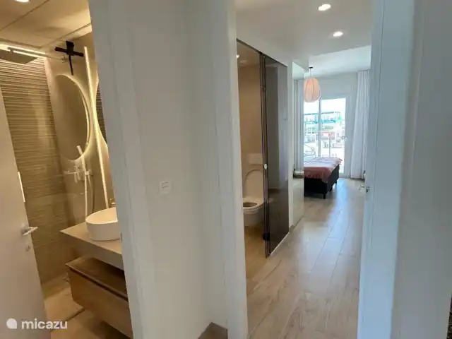 Casa Sal Rosa | Espagne, Costa Blanca, Alicante - appartement Couloir avec chambres attenantes, chacune avec une salle de bain