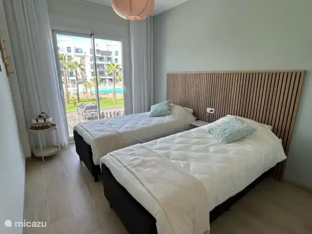 Casa Sal Rosa | Espagne, Costa Blanca, Alicante - appartement Chambre avec 2 lits simples à sommier tapissier de 90x200
Peut être assemblé pour créer un lit pour 2 personnes. 
Grande armoire encastrée disponible