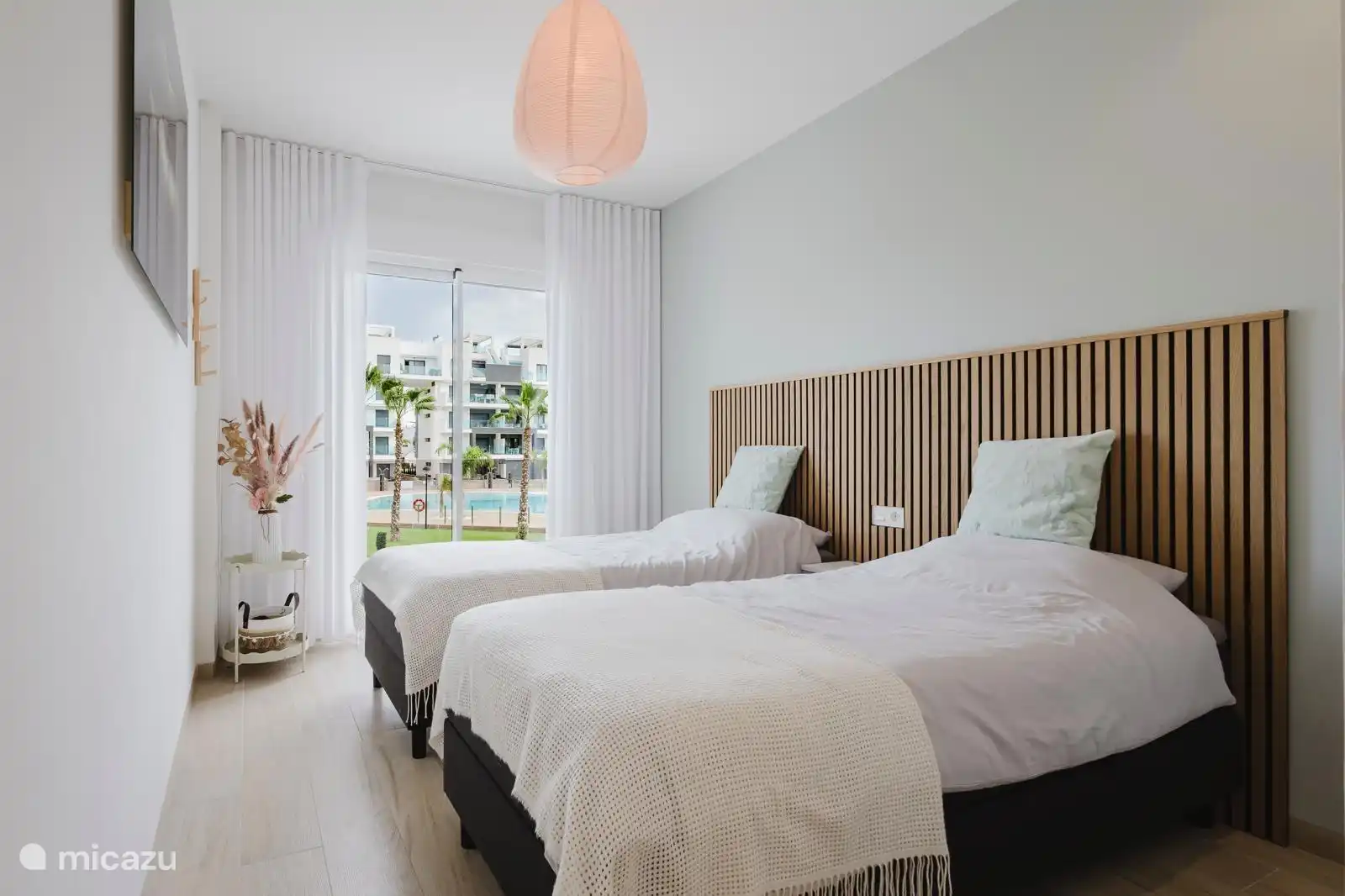 2x 1 persoonsbed tegen elkaar te schuiven om 2 persoonsbed te maken. 