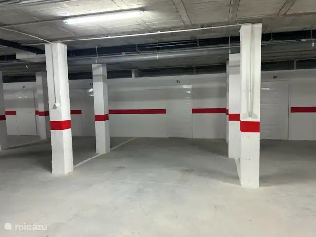 Casa Sal Rosa | Espagne, Costa Blanca, Alicante - appartement Parking souterrain avec place de parking privée. Le long de l’ascenseur qui mène directement au 1er étage en face de notre appartement