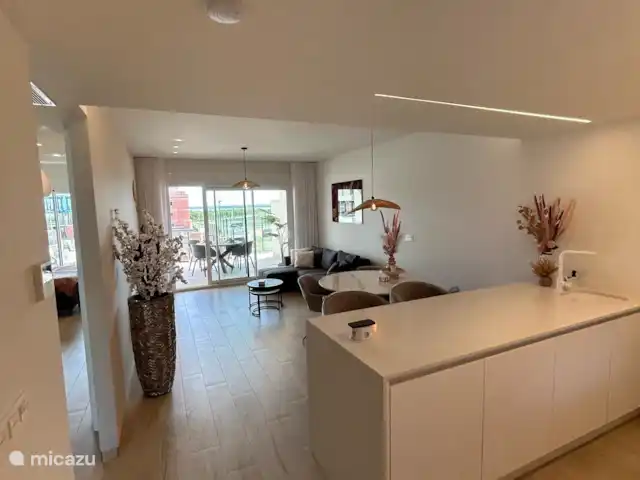 Casa Sal Rosa | Espagne, Costa Blanca, Alicante - appartement Cuisine ouverte avec lave-vaisselle, four, micro-ondes et plaque à induction 4 zones. 
Machine Nespresso, bouilloire et grille-pain également disponibles.