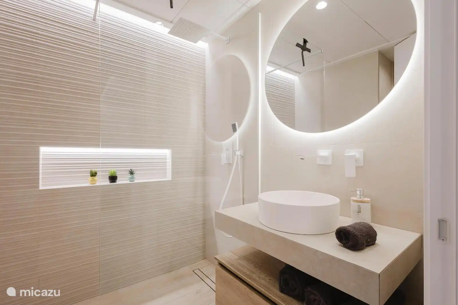 2 badkamers met 2 toiletten 