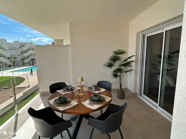 Casa Sal Rosa | Espagne, Costa Blanca, Alicante - appartement Grand balcon avec table ronde et 4 sièges baquets. 
Également un 2ème salon disponible. 
Vous pouvez vous asseoir au soleil et à l’ombre.